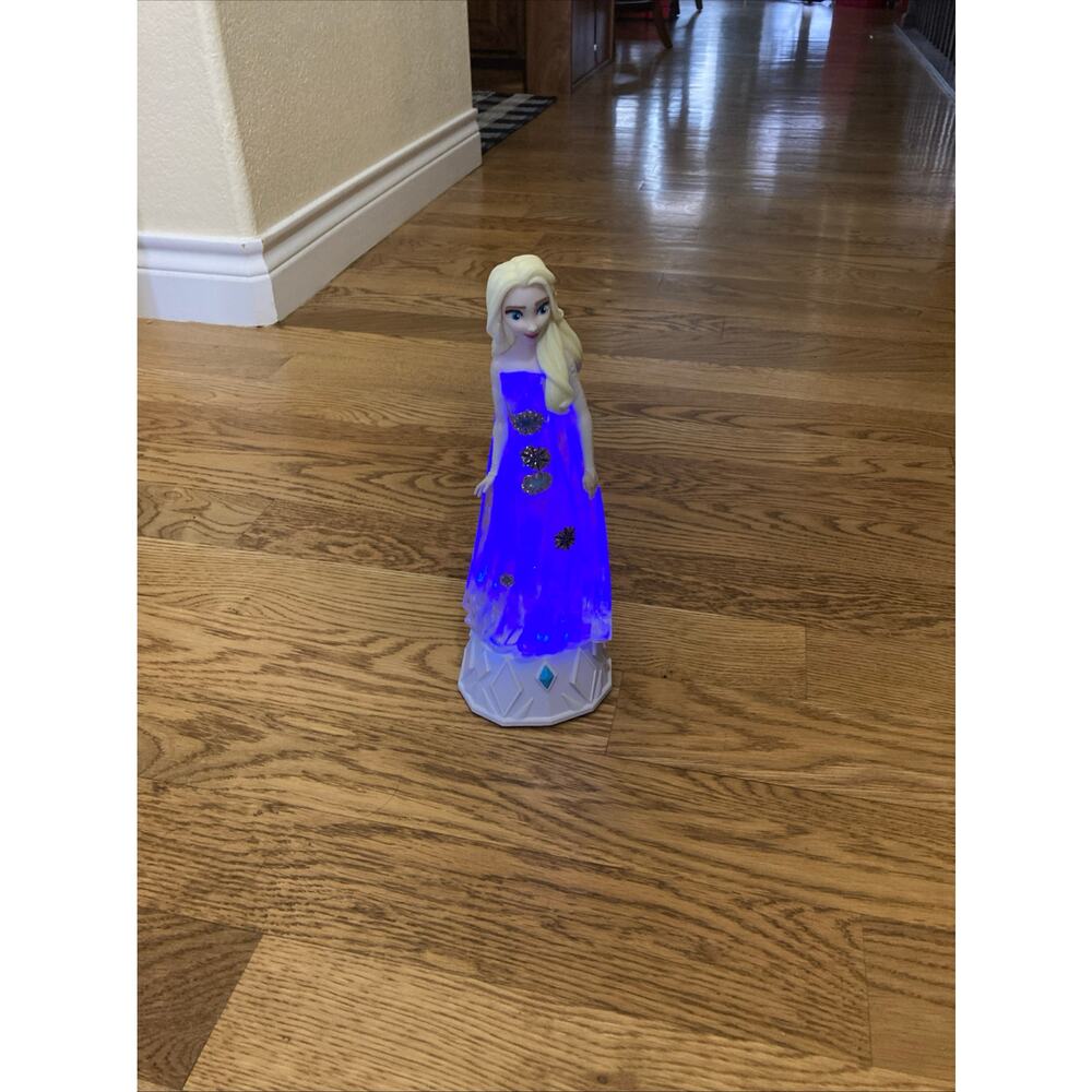 Disney Frozen II 2 Elsa Light N' Sparkle Elsa Lights Up